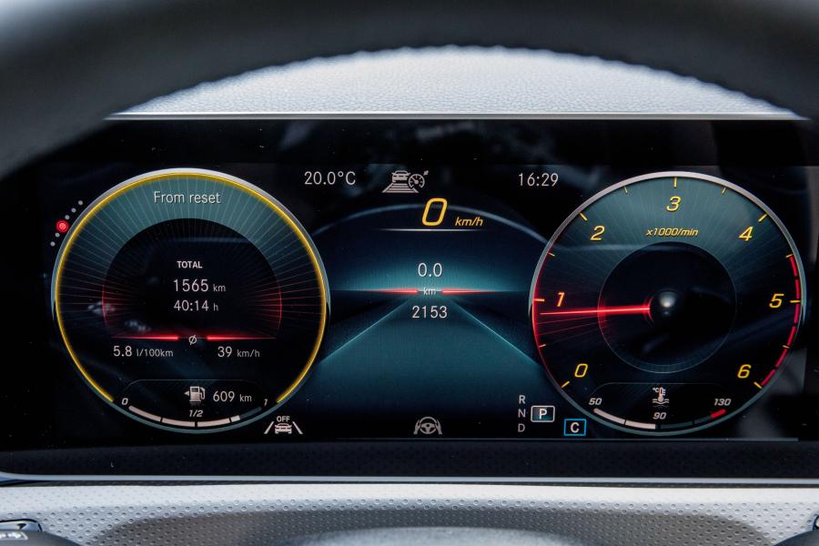 Панель приборов Mercedes-Benz A180 d Progressive (W177) 2018 года  (WW) (фото 81 из 96)
